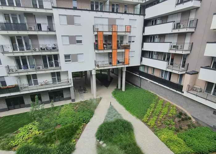 Park West - Free Parking *