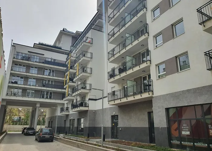 Park West - Free Parking *